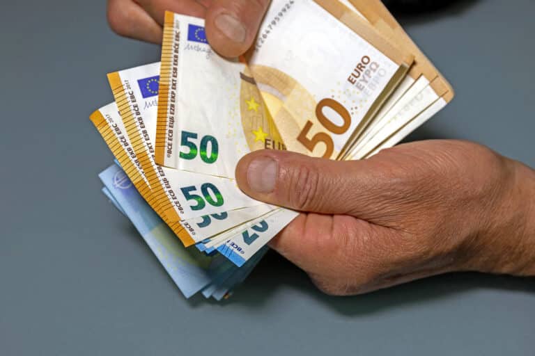 Aide à domicile : les retraités de 70 à 79 ans vont payer 15 % de plus à partir de cette date