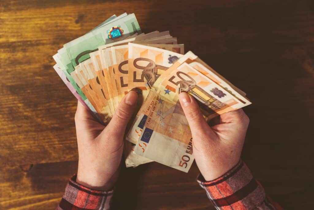 Paiements en espèces : l'UE impose un plafond de 10 000 € dès 2027