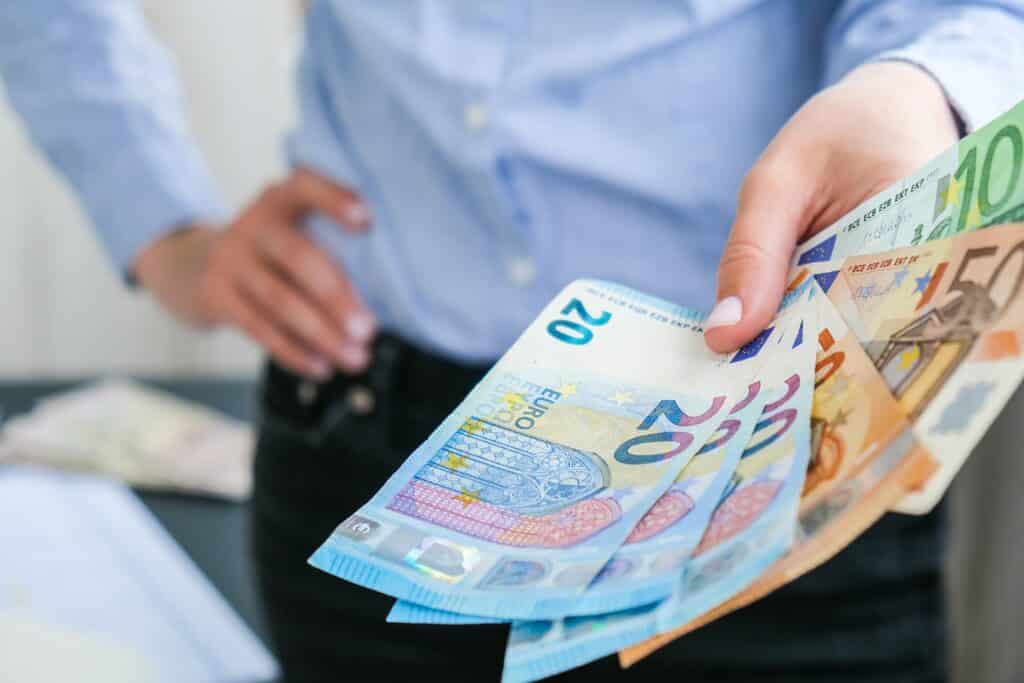 succession 990 600 € retirés en liquide, le fisc rattrape l'héritier