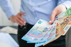 succession 990 600 € retirés en liquide, le fisc rattrape l'héritier
