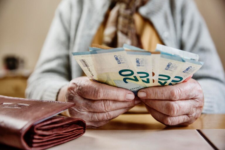 retraites le cor double sa prévision de déficit à 2,4 % du pib à partir de cette date